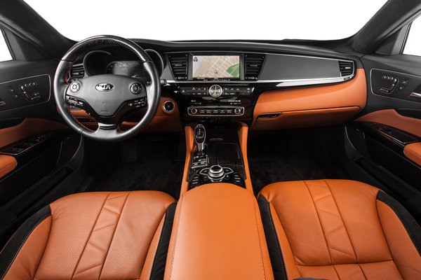 2014 Kia High-Performance K900 Interior