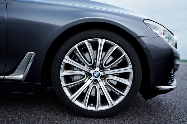 2016 BMW 7-Series Wheel