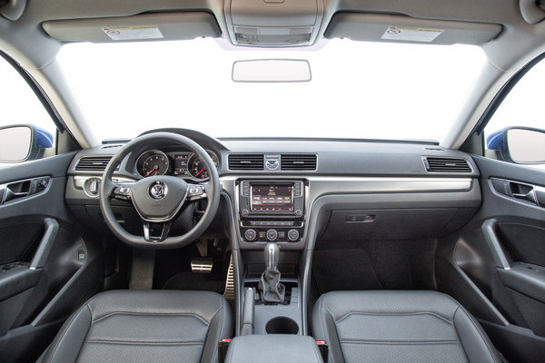 2017 Volkswagen Passat R-Line Interior