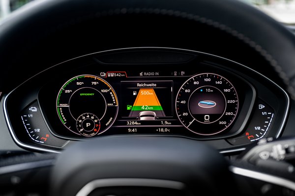2020 Audi Q5 55 TFSI e Instrumentation