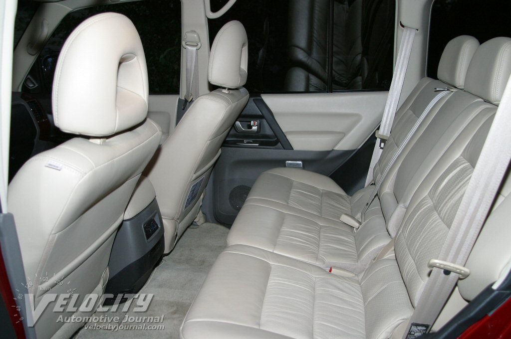 2003 Mitsubishi Montero Interior