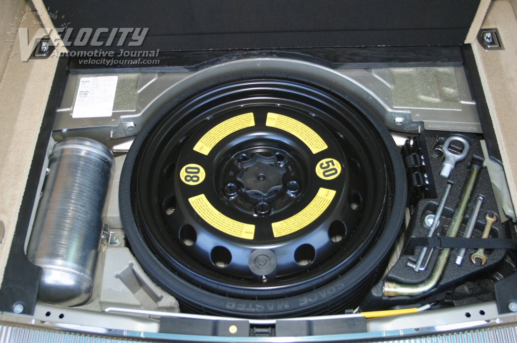 2004 Volkswagen Touareg V8 interior - spare tire area