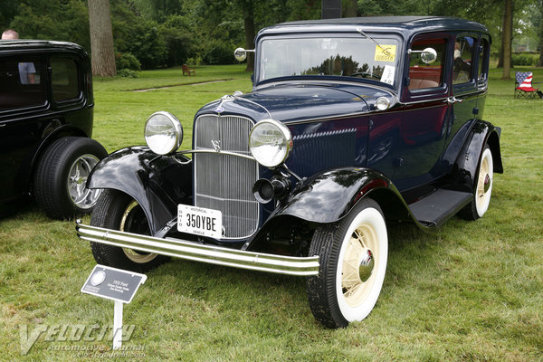 1932 Ford V8 Deluxe Fordor Sedan