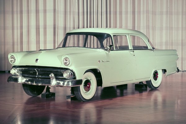 1955 Ford Mainline 2d sedan