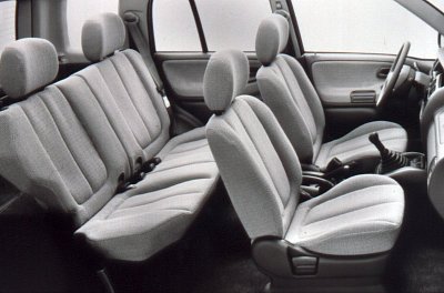 2000 Suzuki Grand Vitara interior