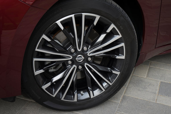 2016 Nissan Maxima Wheel