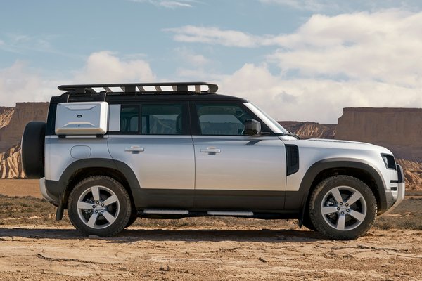 2020 Land Rover Defender 110 (with accessories)