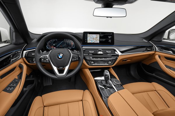 2021 BMW 5-Series 530e sedan Interior