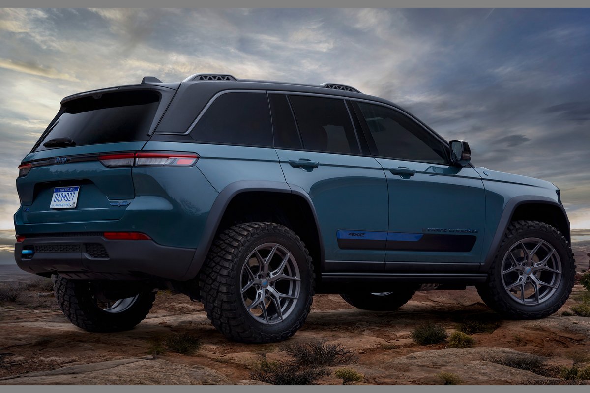 2022 Jeep Grand Cherokee Trailhawk 4xe pictures