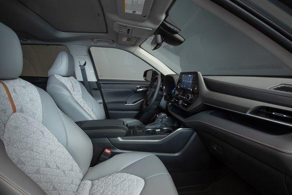 2022 Toyota Highlander Bronze Edition Interior