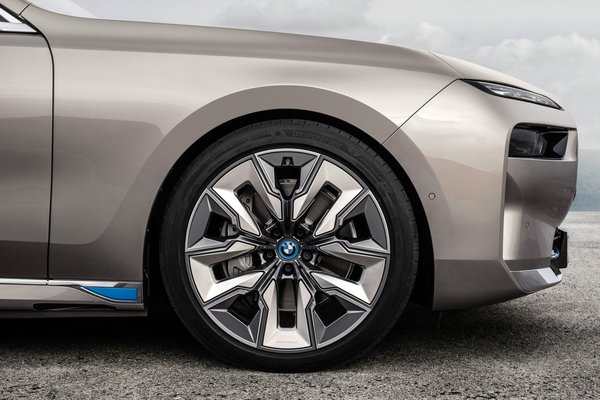 2023 BMW 7-Series i7 xDrive60 Wheel