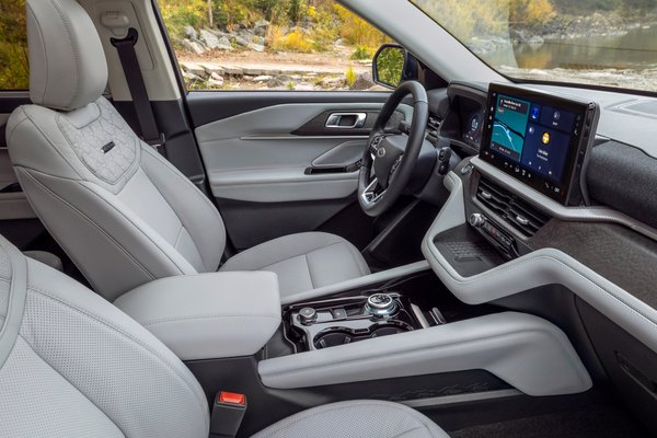 2025 Ford Explorer Platinum Interior