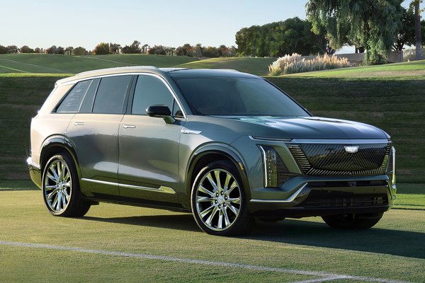 2026 Cadillac Vistiq LUX